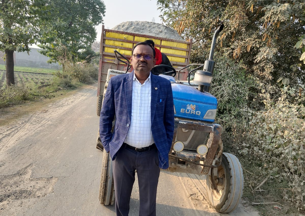 फर्रुखाबाद में अवैध खनन पर बड़ी कार्रवाई: ओवरलोड बालू से भरी ट्रैक्टर-ट्रॉली जब्त, ₹27,970 का जुर्माना प्रस्तावित