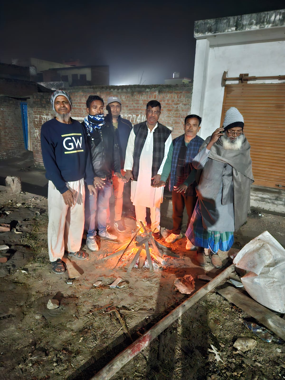 बरेली : चेयरमैन इमराना बेगम ने कस्बे के मुख्य चौराहों एवं धार्मिक स्थलों पर जलवाएं अलाव।