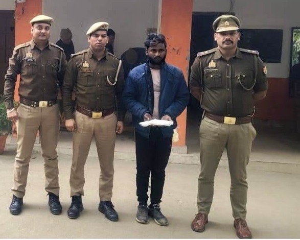 फर्रुखाबाद:कायमगंज पुलिस की बड़ी कार्रवाई, जिला बदर समेत दो अभियुक्त अवैध हथियारों के साथ गिरफ्तार
