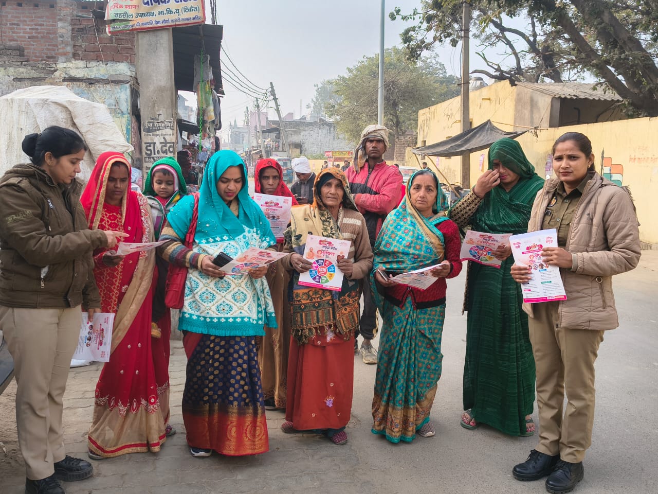 फर्रुखाबाद:मिशन शक्ति जागरूकता अभियान के तहत थाना नवाबगंज पुलिस ने किया जनसंवाद