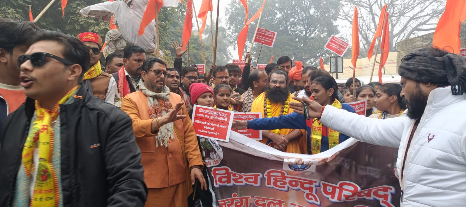 फर्रुखाबाद में बांग्लादेश सरकार के खिलाफ विहिप–बजरंग दल का जोरदार विरोध प्रदर्शन, कलेक्ट्रेट पर पुतला दहन
