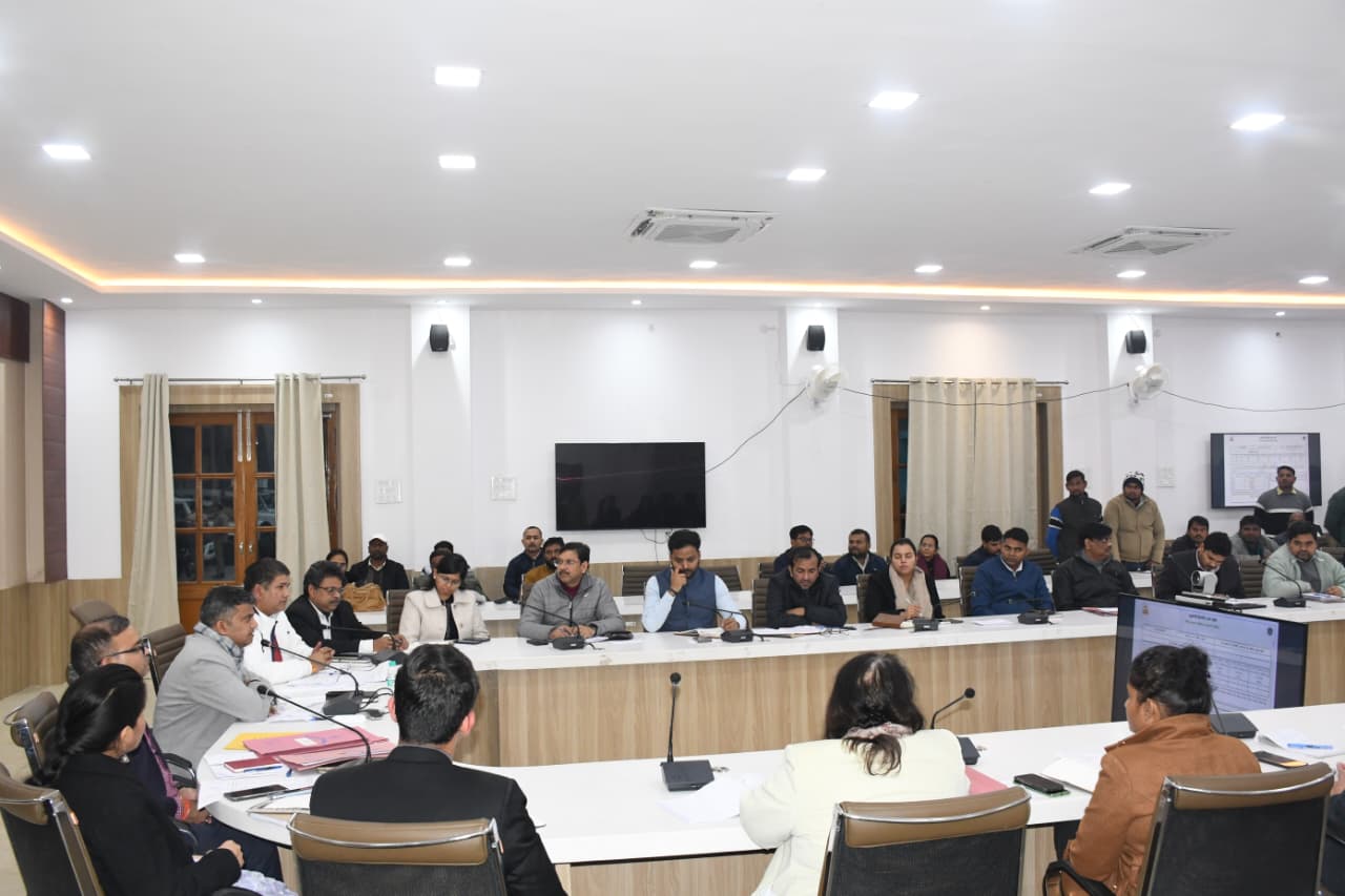 प्रयागराज: जिलाधिकारी की अध्यक्षता में आईजीआरएस एवं राजस्व विभाग की समीक्षा बैठक सम्पन्न
