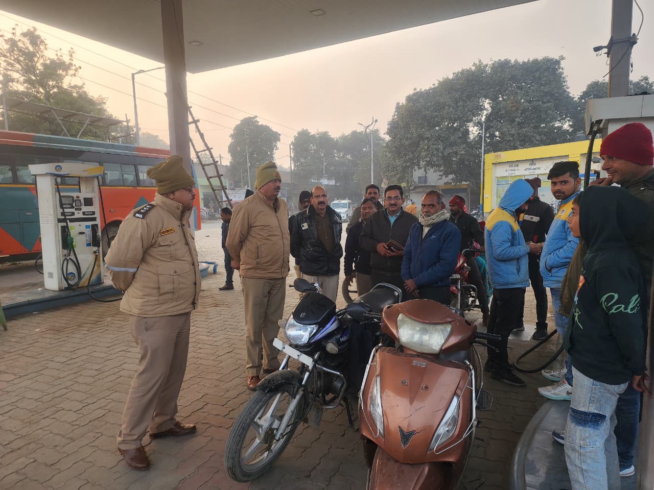 फर्रुखाबाद:कायमगंज में चला “नो हेलमेट, नो पेट्रोल” अभियान,25 वाहनों के चालान।