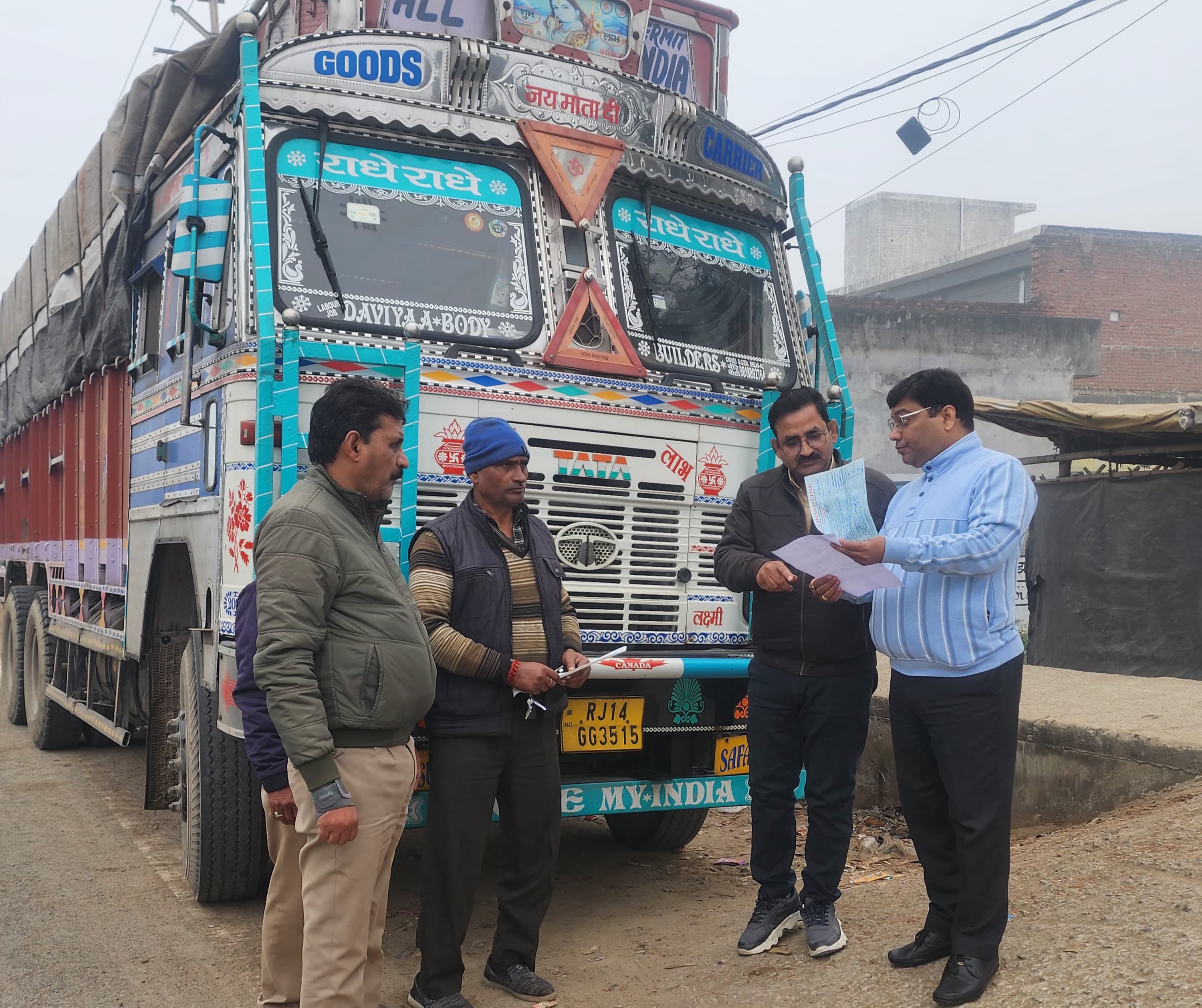 फर्रुखाबाद:एआरटीओ की सघन कार्रवाई: बिना जीएसटी प्रपत्र सुपारी ढोता ट्रक पकड़ा, ओवरलोड व ओवरहाइट वाहन भी सीज
