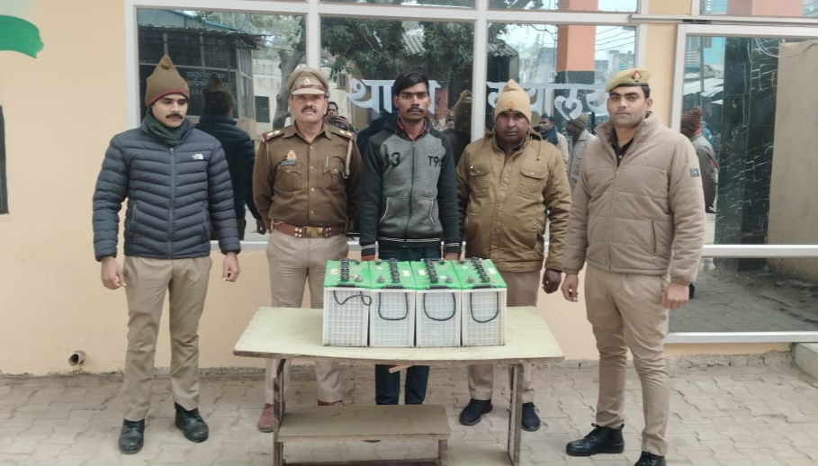 फर्रुखाबाद:थाना नवाबगंज पुलिस ने चोरी की 4 बैटरियों के साथ अभियुक्त को किया गिरफ्तार