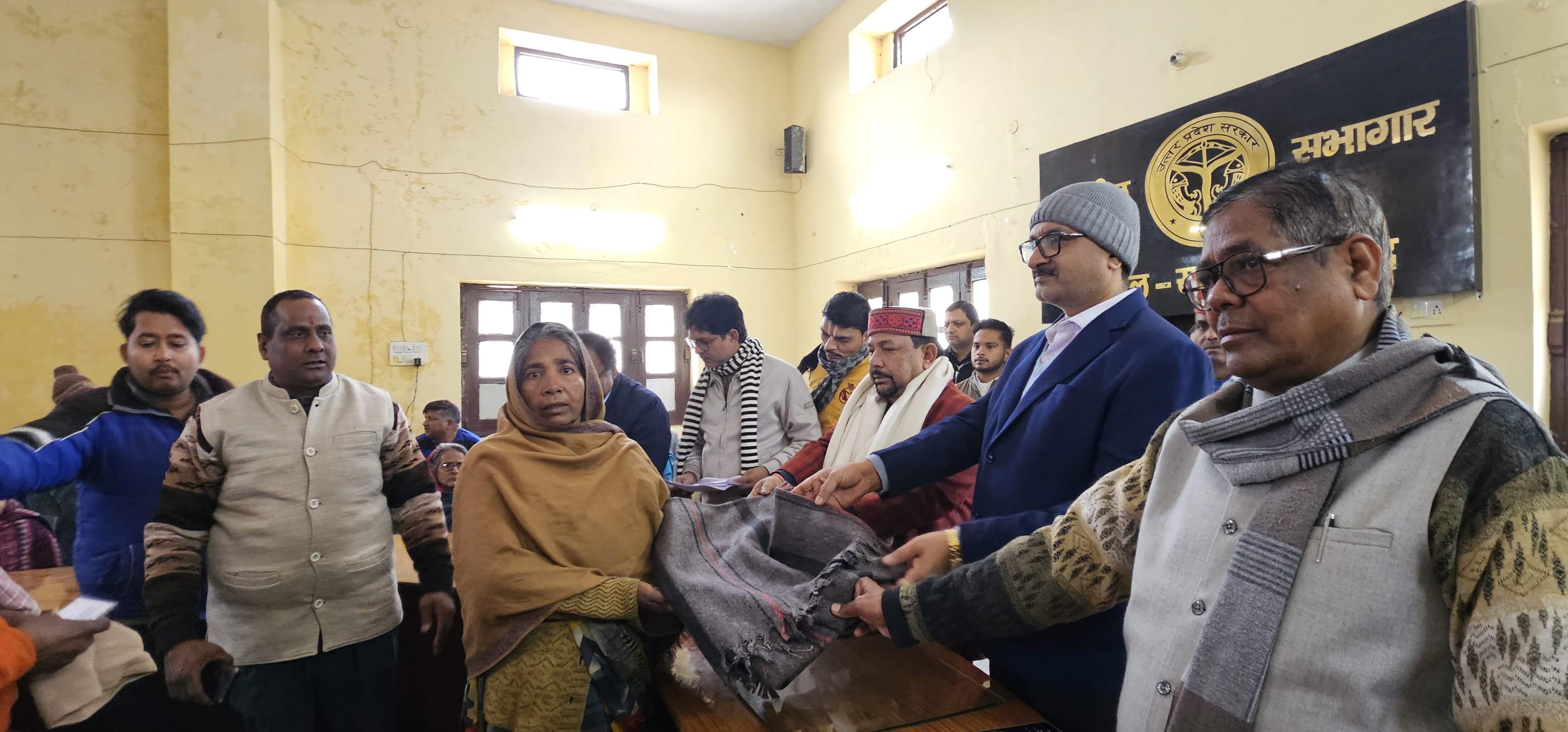 फर्रूखाबाद में कंबल वितरण शिविर, 400 जरूरतमंदों को मिली राहत
