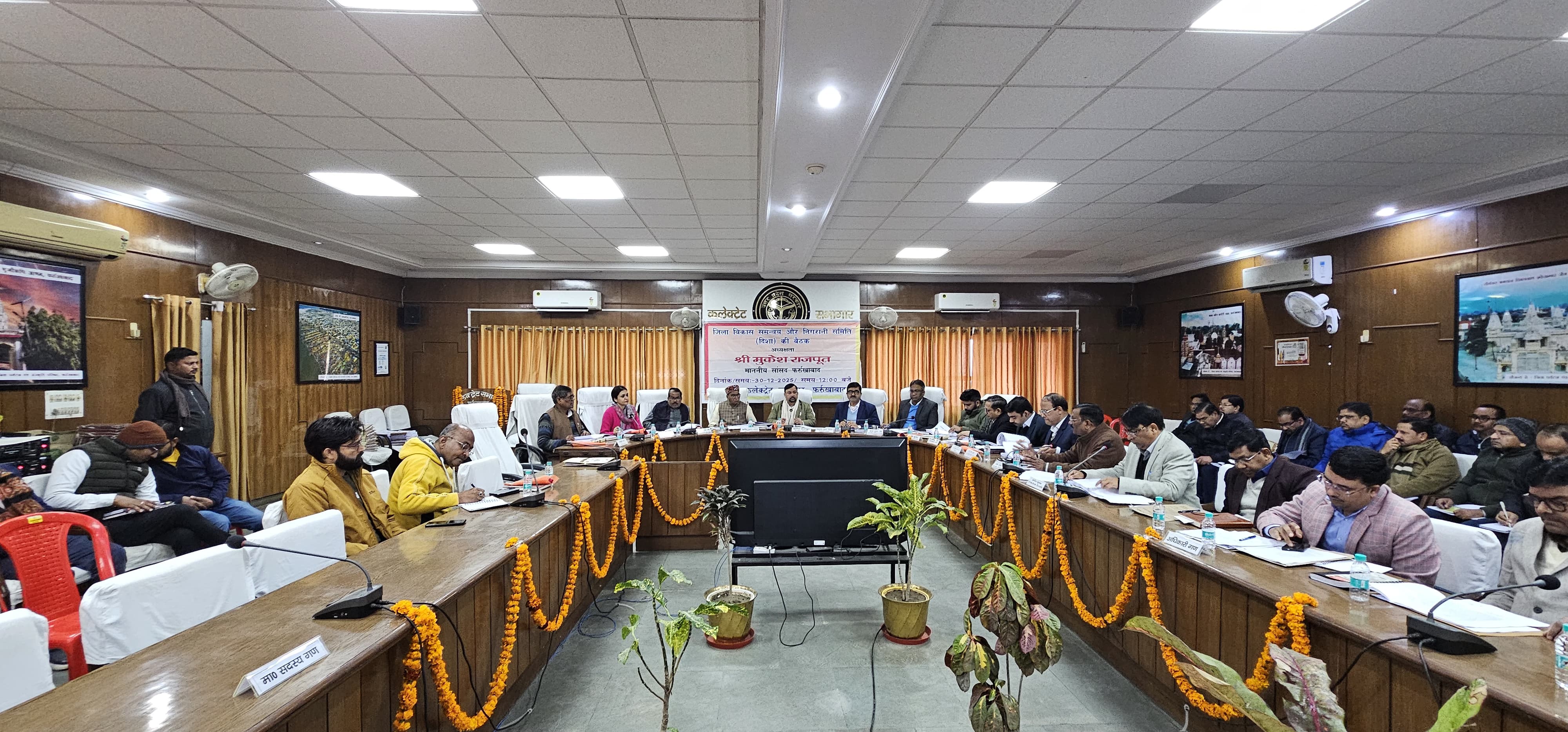 फर्रुखाबाद:राष्ट्रीय राजमार्ग शीघ्र दुरुस्त करने, ट्रैक्टर-ट्रॉलियों में रिफ्लेक्टिव टेप लगाने के निर्देश