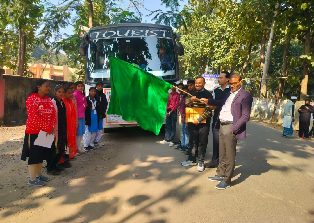 पीलीभीत: ग्यारह विद्यालयों के छात्र एवं छात्राएं पंतनगर विश्वविद्यालय पंतनगर उत्तराखंड हुए रवाना।