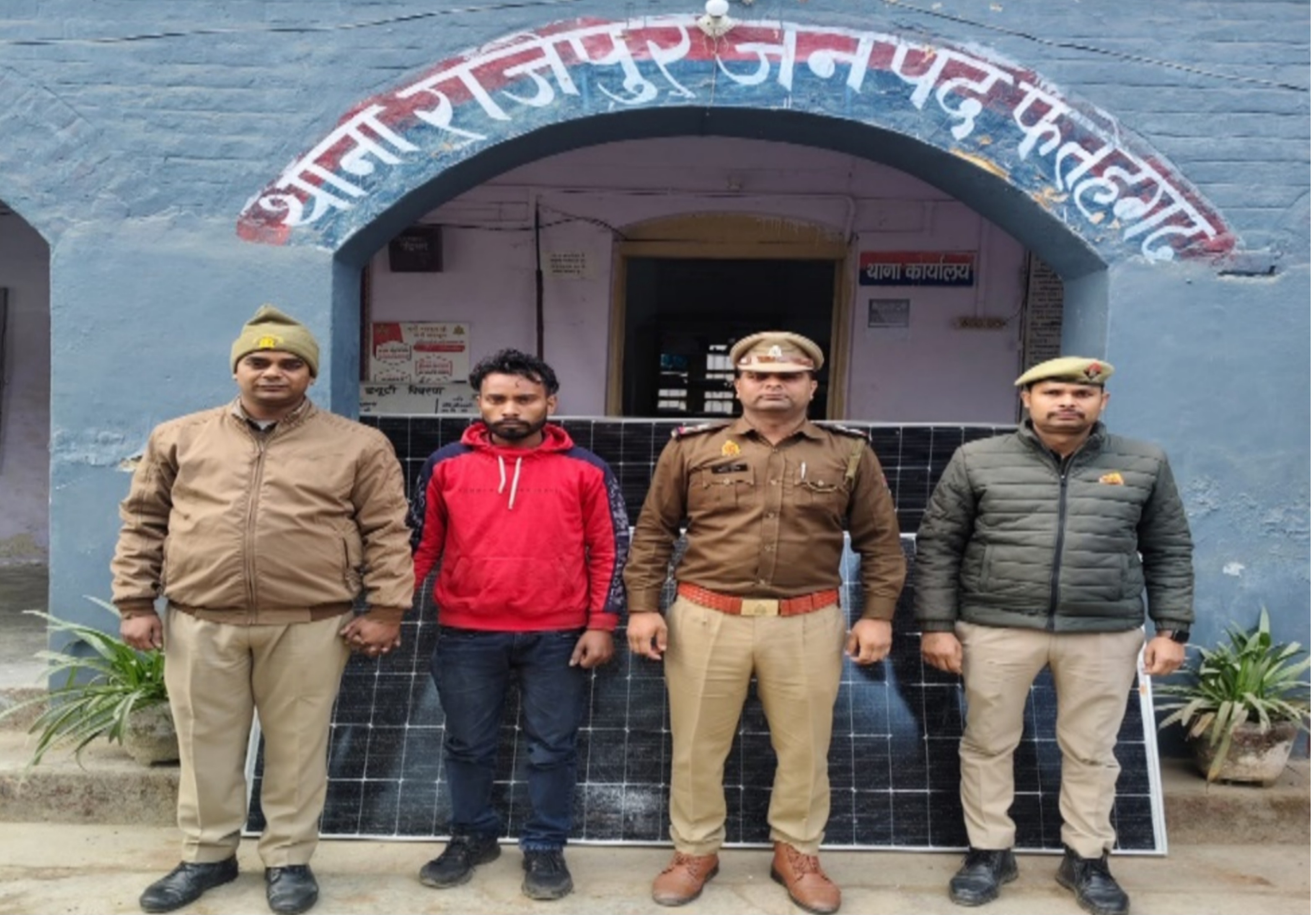 फर्रुखाबाद:थाना राजेपुर पुलिस ने वांछित अभियुक्त को चोरी की 05 सोलर प्लेटों सहित किया गिरफ्तार