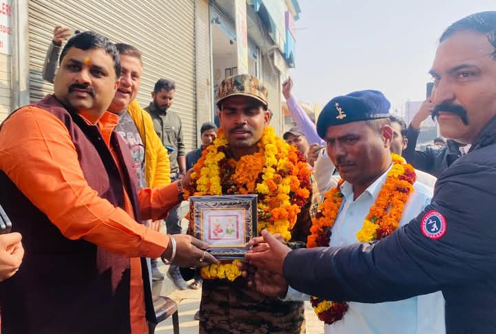 लखीमपुर खीरी : इंडियन आर्मी में चयन के बाद अजय कुमार के प्रथम बार मैलानी आगमन पर नगर पंचायत प्रतिनिधि ने अपने निज निवास पर किया भव्य स्वागत