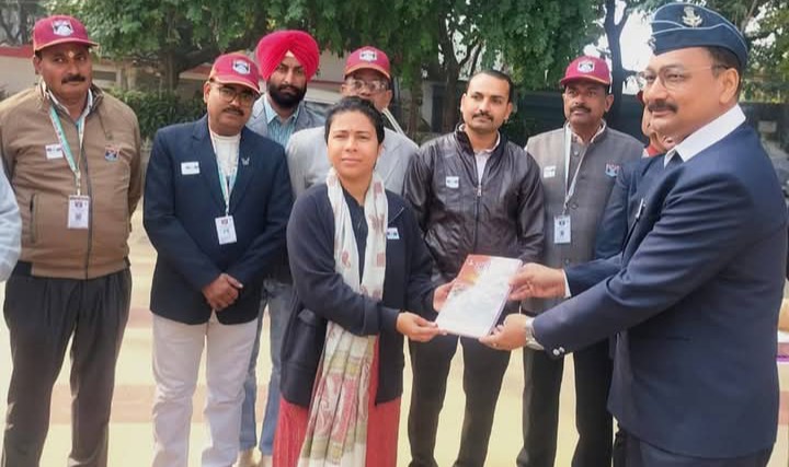 लखीमपुर खीरी : भारतीय सशस्त्र सेना झंडा दिवस पर डीएम को सैनिक कल्याण अधिकारी धनंजय प्रताप सिंह ने लगाया प्रतीक ध्वज