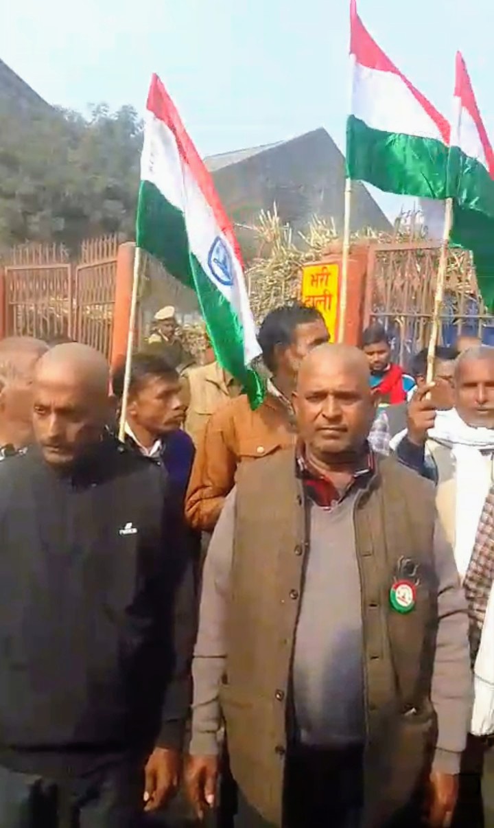 लखीमपुर खीरी : गन्ना भुगतान की मांग को लेकर  किसानों ने सिर मुंडवाकर किया अनोखा विरोध प्रदर्शन