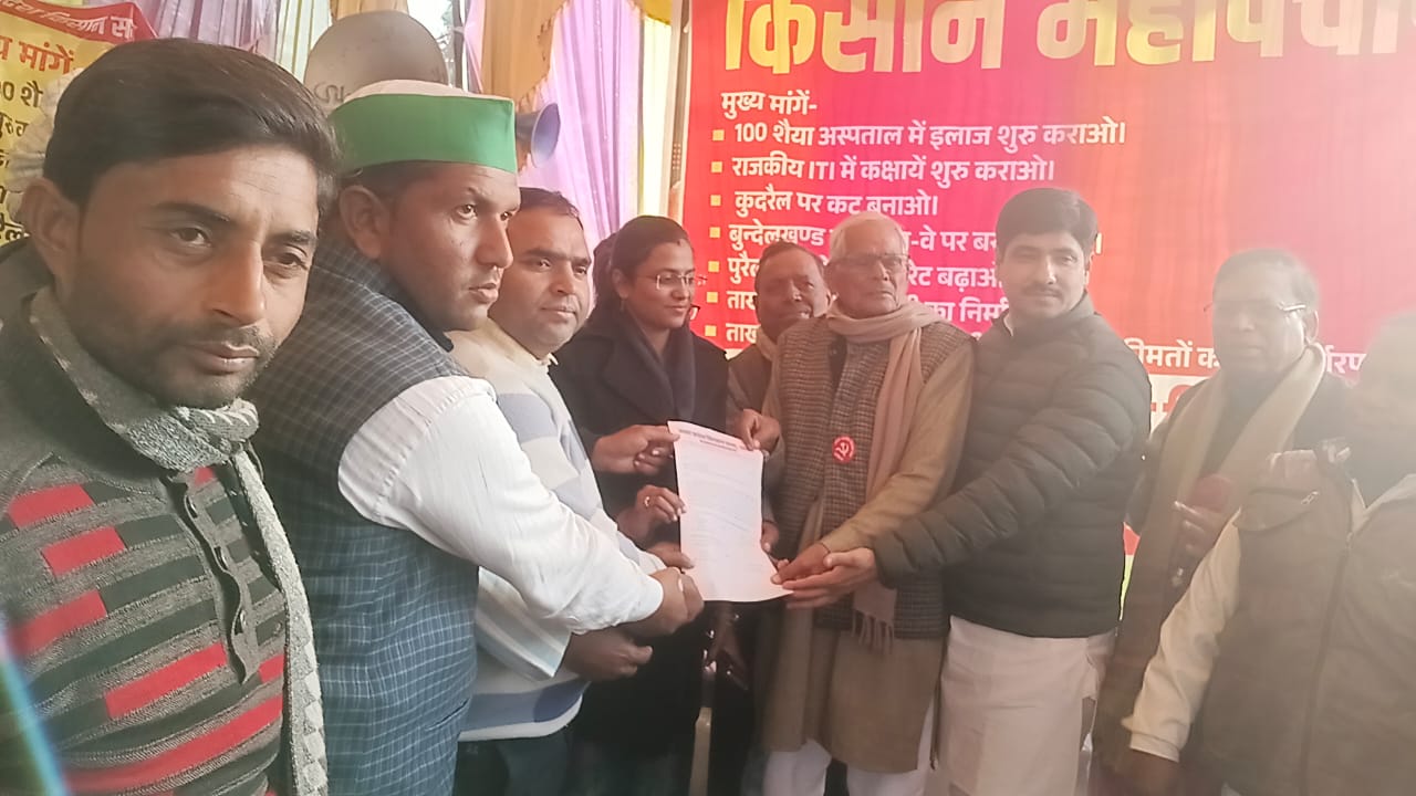 इटावा :डेरा डालो घेरा डालो आन्दोलन में उमड़े किसान बार एसोसिएशन ताखा ने किया आन्दोलन का समर्थन