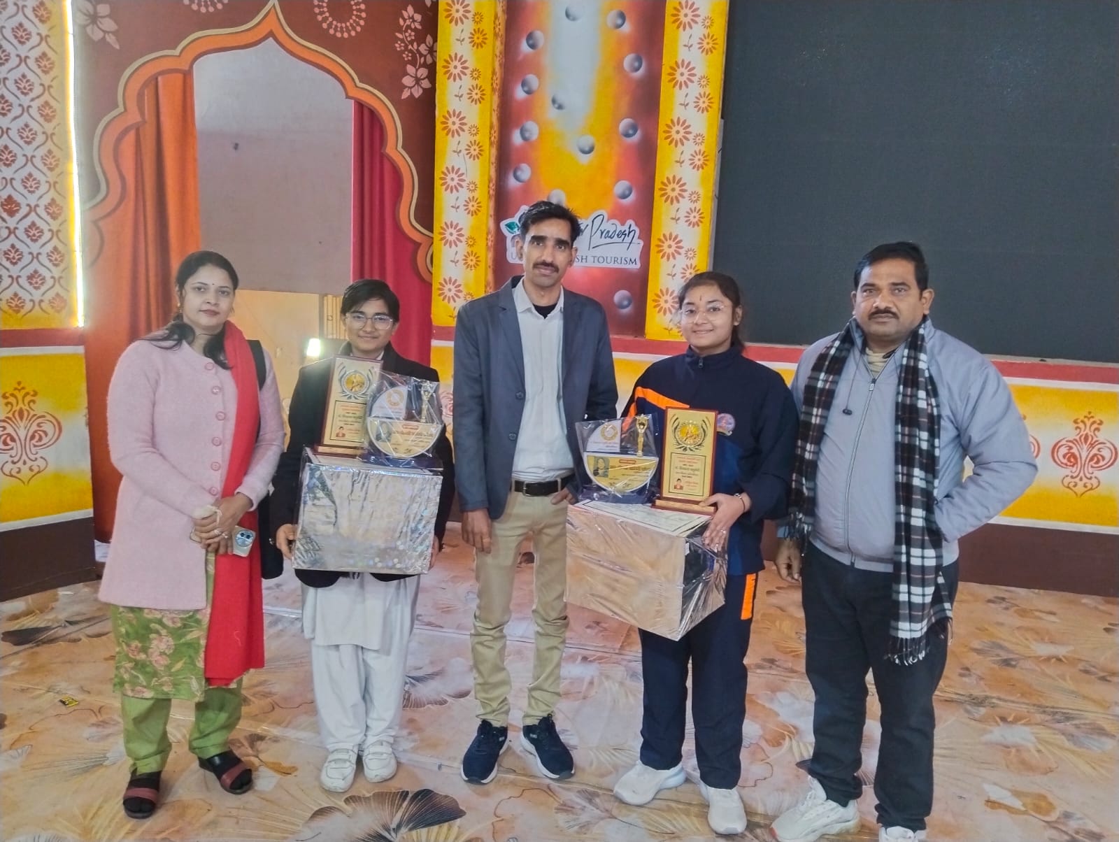 इटावा:वाद विवाद प्रतियोगिता में संत विवेकानंद की अंशिका राठौर एवं वैशाली चौहान ने बाजी मारी