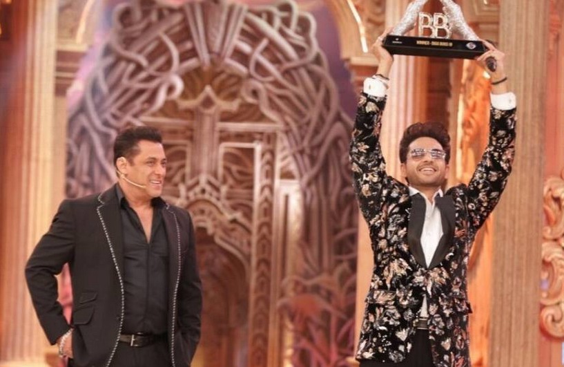 गौरव खन्ना बने बिग बॉस 19 के विजेता, चमचमाती ट्रॉफी के साथ मिला 50 लाख नकद इनाम