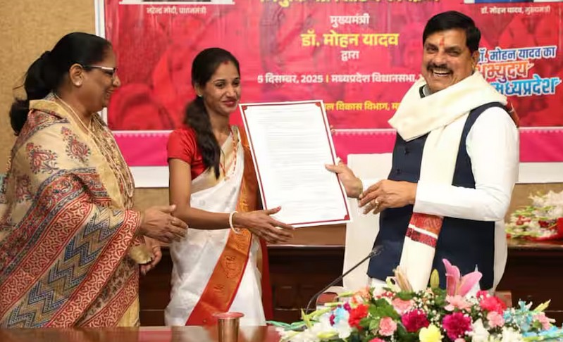 मध्य प्रदेश के मुख्यमंत्री मोहन यादव ने आंगनवाड़ी कार्यकर्ताओं और सहायिकाओं को नियुक्ति पत्र वितरित किए