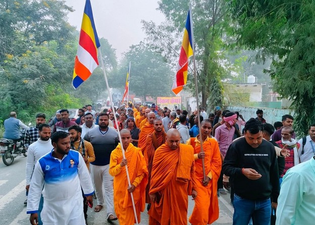 हरदोई: राष्ट्रीय स्वयंसेवक संघ के पदाधिकारियो ने बौद्ध धम्म की पदयात्रा का अपने सैकड़ो समर्थकों के साथ किया भव्य स्वागत