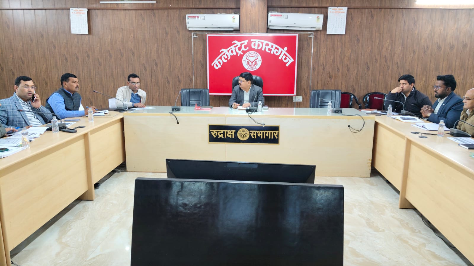 कासगंज: मुख्य विकाश अधिकारी की अध्यक्षता में कलेक्ट्रेट सभागार में मुख्यमंत्री डेस्क बोर्ड पर धीमी प्रगति पर समीक्षा कर विभागों को दिए निर्देश