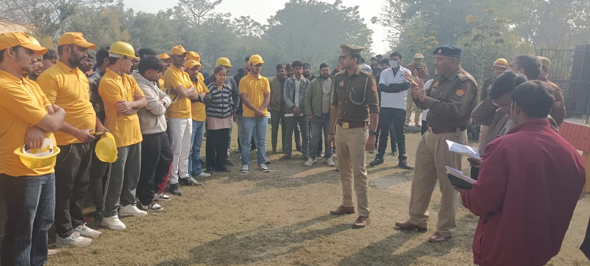 कासगंज :-जिलाधिकारी प्रणय सिंह द्वारा मॉकड्रिल में सम्मिलित डिफेंस वॉरियर्स/संबंधित कर्मियों को डिफेंस किट का वितरण किया गया
