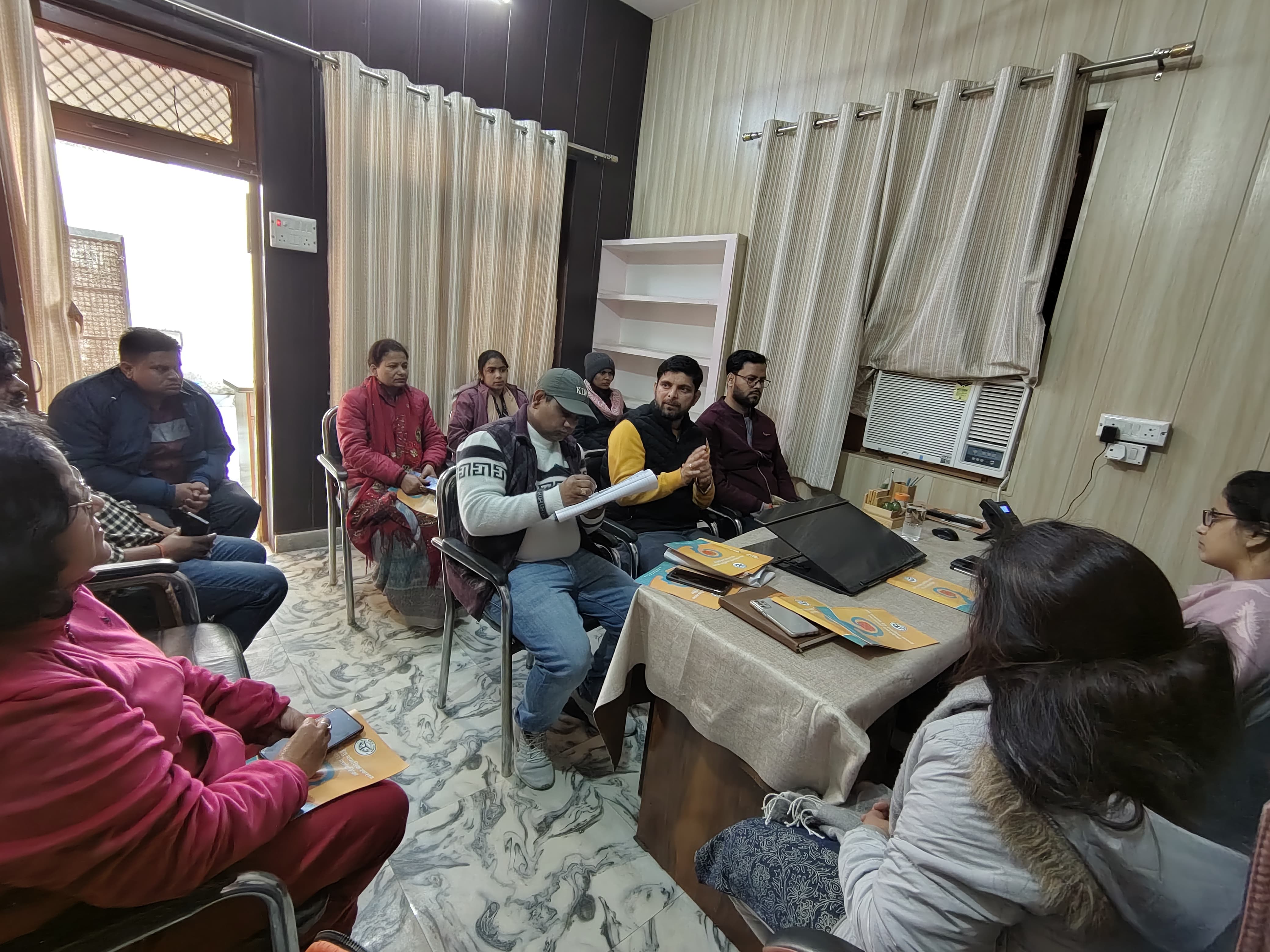 कासगंज: तनाव प्रबंधन विषय पर चाइल्ड हेल्पलाइन कार्यालय में कार्यशाला आयोजित