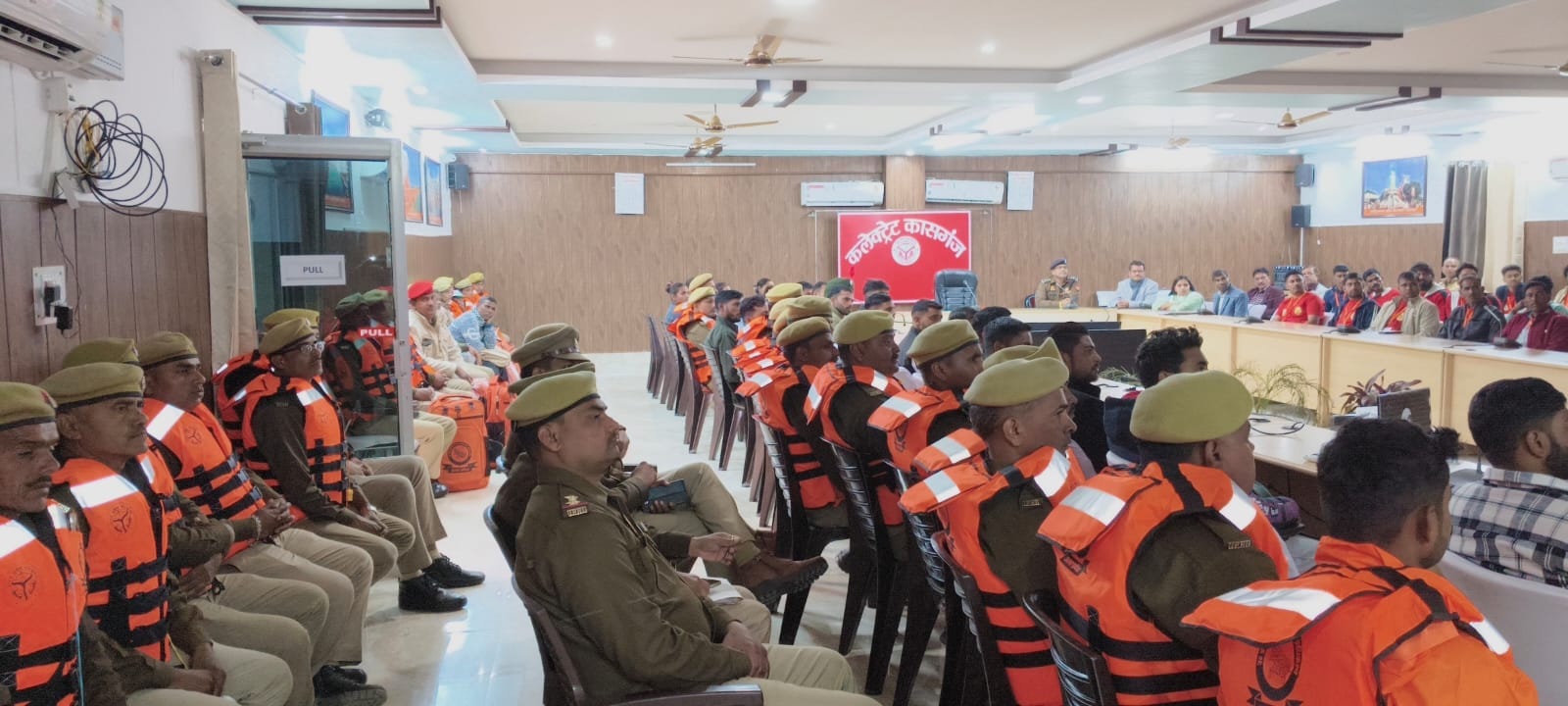 कासगंज :जिला अधिकारी प्रणय सिंह द्वारा 77 वे गणतंत्र दिवस पर किया गया ध्वजारोहण ,सभी जनपद वासियों को दी शुभ कामनाएं