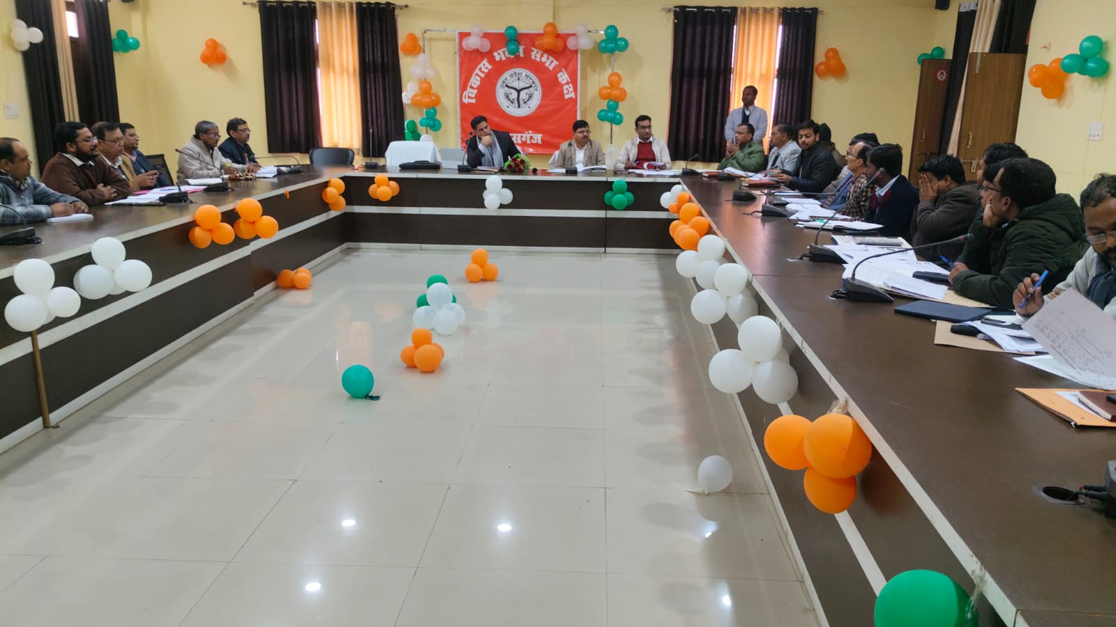 कासगंज :नीति आयोग के वागीश तिवारी द्वारा विकास भवन सभागार में नोडल अधिकारियों के साथ बैठक आयोजित