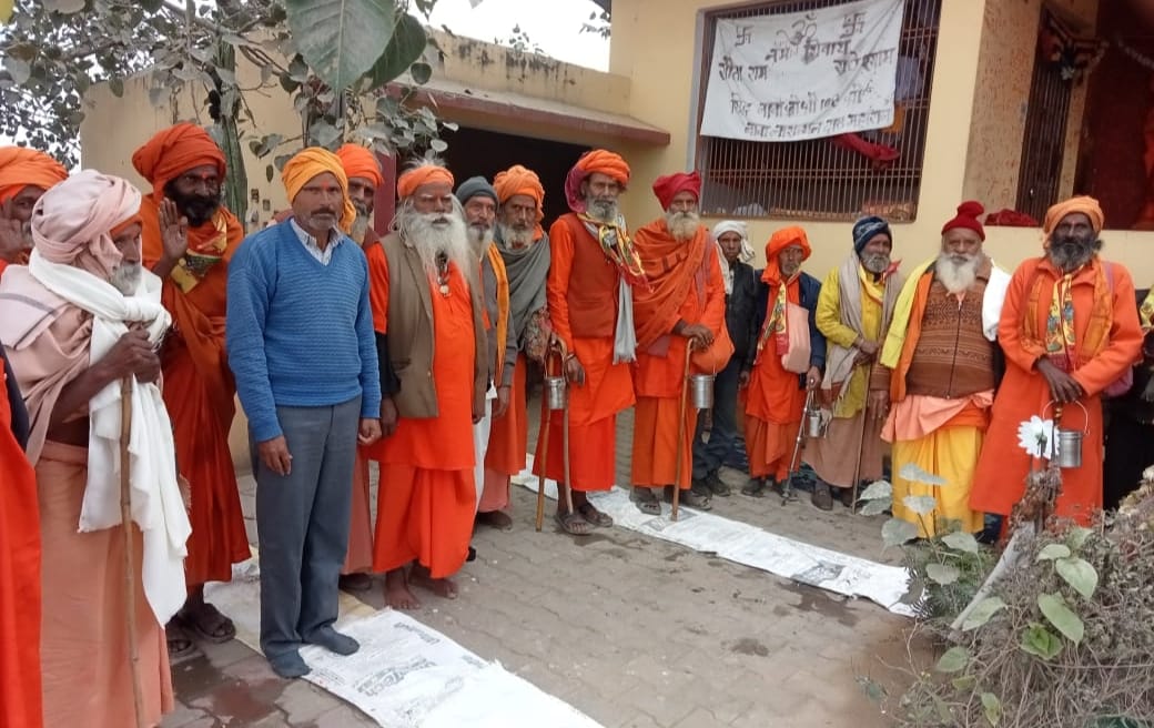 कासगंज : मोहनपुरा श्री श्याम सेवा समिति ने साधु संतों को कंबल वितरण और भोजन करा कर कमाया पुण्य