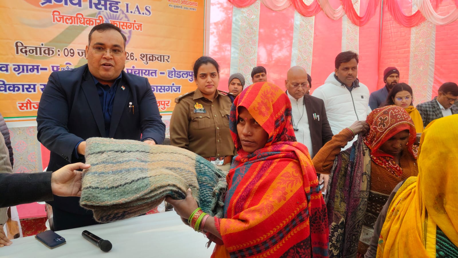 कसगंज: जिलाधिकारी प्रणय सिंह एवं पुलिस अधीक्षक अंकिता शर्मा ने विकास खण्ड सोरों के ग्राम पंचायत होडलपुर के राजस्व ग्राम फरीद नगर में जनचौपाल लगाकर सुनीं ग्रामीणों की समस्यायें और कुछ शिकायतों का मौके पर ही किया निस्तारण