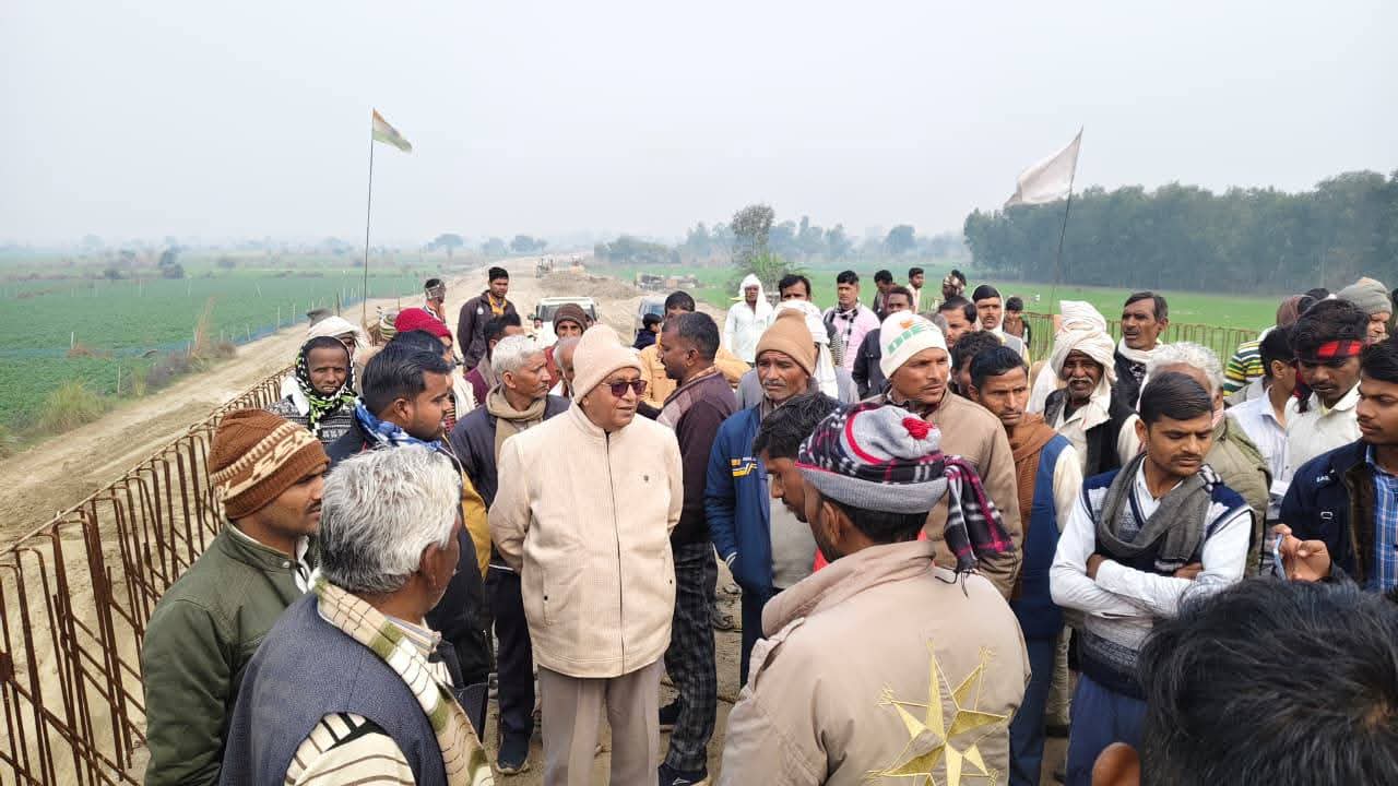 फर्रुखाबाद:कड़हर में निर्माणाधीन मड़ियनघाट पुल का विधायक सुशील शाक्य ने किया निरीक्षण