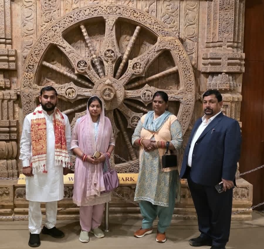 फर्रुखाबाद के सांसद मुकेश राजपूत ने परिवार संग किया कोणार्क सूर्य मंदिर का दर्शन