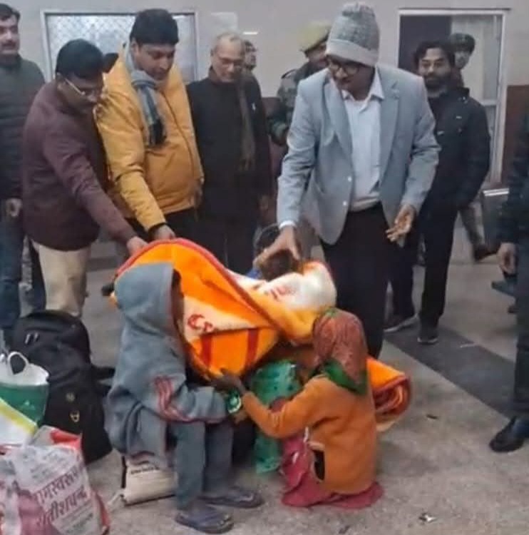 फर्रुखाबाद:शीतलहर के बीच जिलाधिकारी ने रेलवे स्टेशन पर जरूरतमंदों को बांटे कंबल