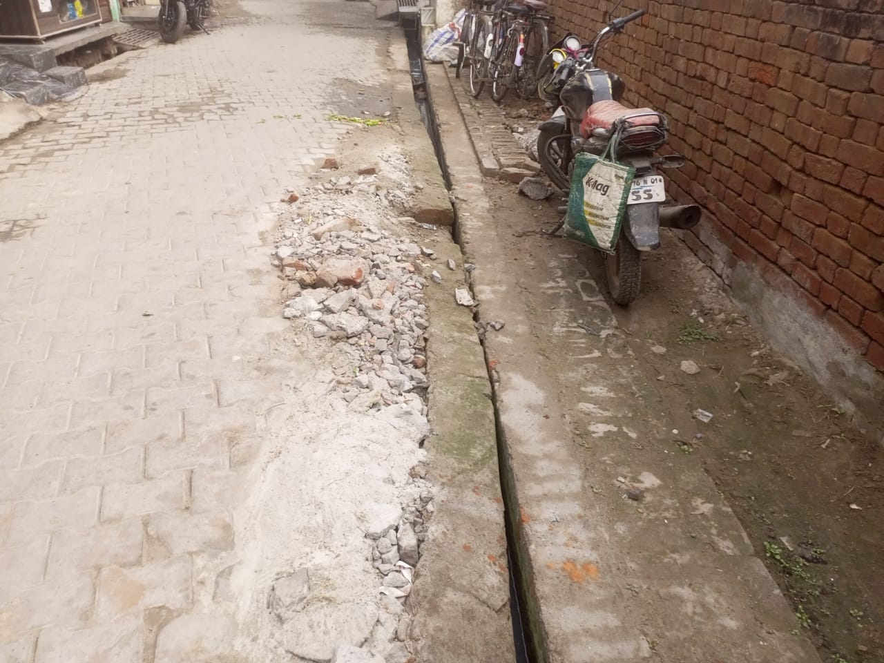 फर्रुखाबाद:पटेल नगर में टूटी नाली बनी परेशानी का कारण, शीघ्र मरम्मत की मांग