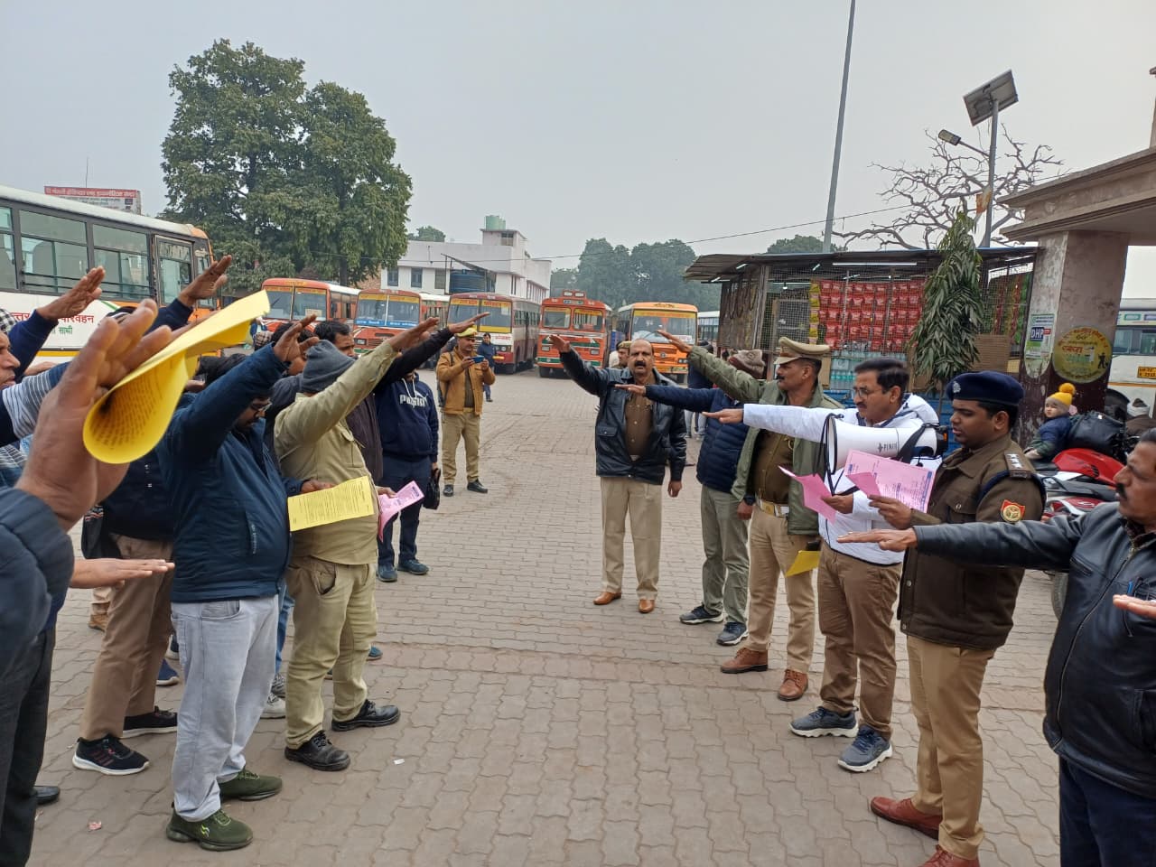 फर्रुखाबाद:बस अड्डे पर चला सड़क सुरक्षा जागरूकता अभियान, चालकों को दिलाई गई शपथ