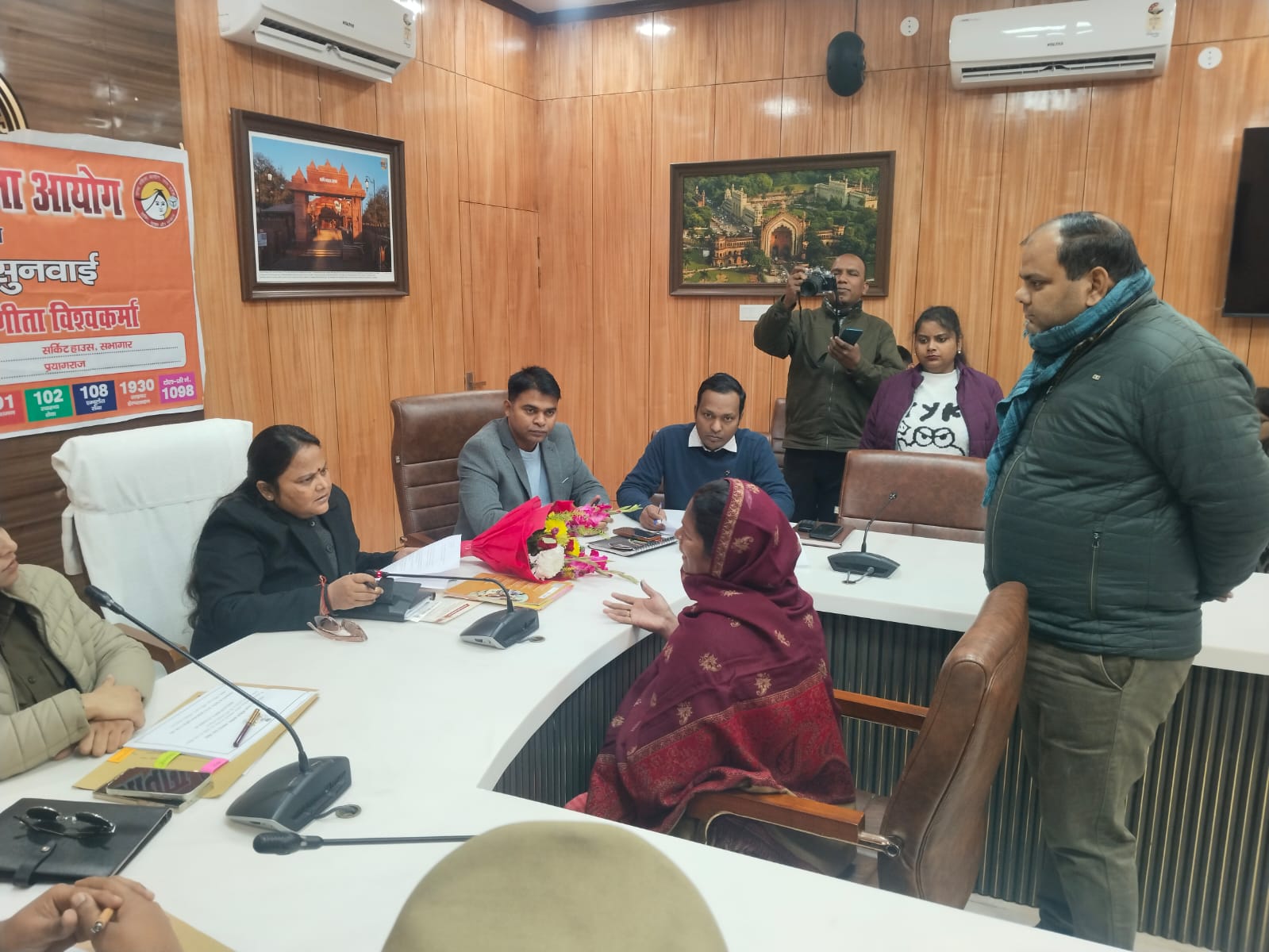 प्रयागराज: श्रीमती गीता विश्कर्मा-मा0 सदस्य उत्तर प्रदेश राज्य महिला द्वारा बुधवार को महिला जनसुनवाई की गई