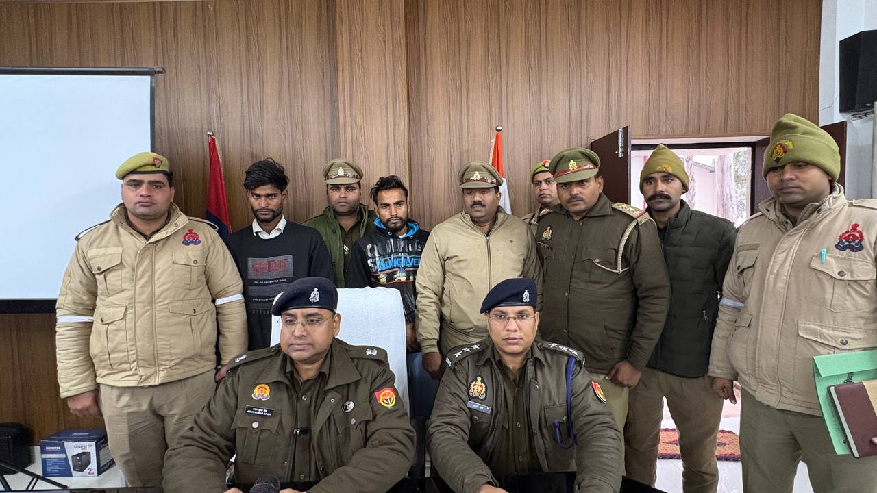 फर्रुखाबाद:हत्या के आरोप में वांछित दो अभियुक्त गिरफ्तार, आलाकत्ल मफलर व बिना नंबर कार बरामद
