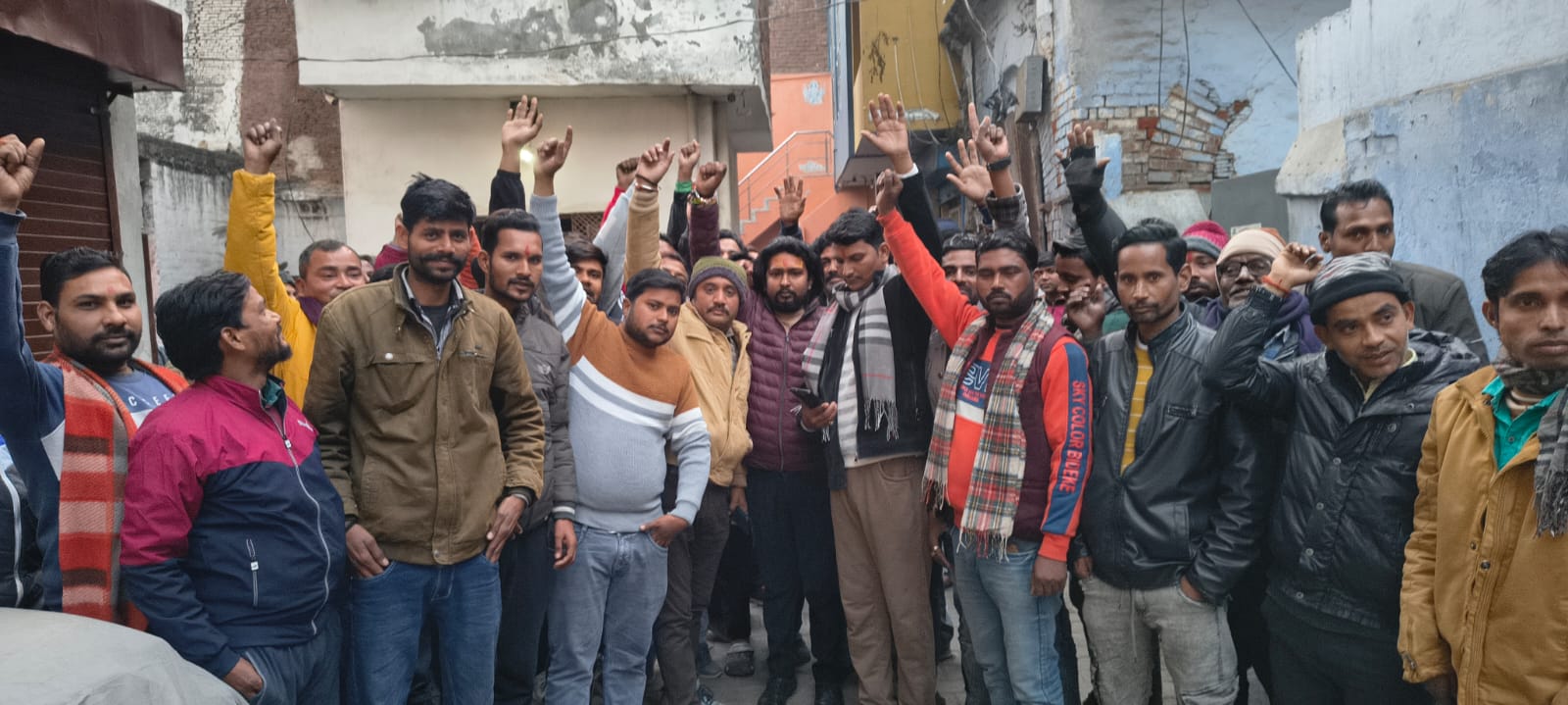 फर्रुखाबाद:संडे बाजार व्यापारियों के समर्थन में मशाल जुलूस का प्रयास, प्रशासन ने रोका