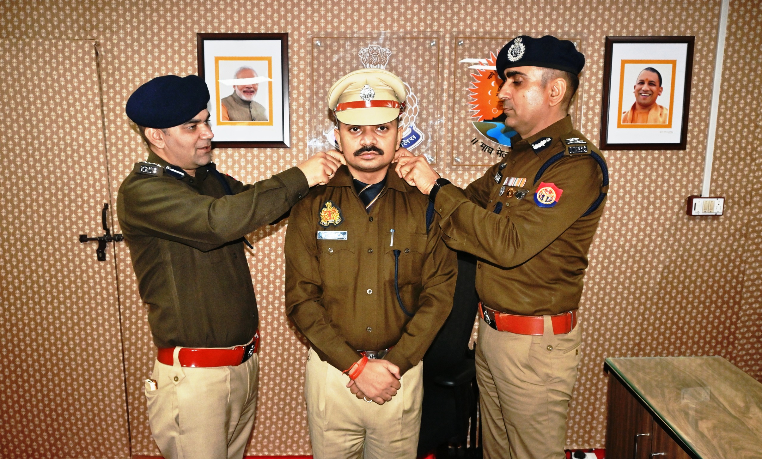प्रयागराज: पुलिस आयुक्त प्रयागराज व अपर पुलिस आयुक्त कानून-व्यवस्था प्रयागराज द्वारा #PIPING_CEREMONY के दौरान अपर पुलिस उपायुक्त पद पर पदोन्नत राजकुमार मीना (IPS) को रैंक प्रतीक (अशोक स्तंभ) से अलंकृत कर उनके उज्ज्वल भविष्य हेतु शुभकामनाएं दी गई।