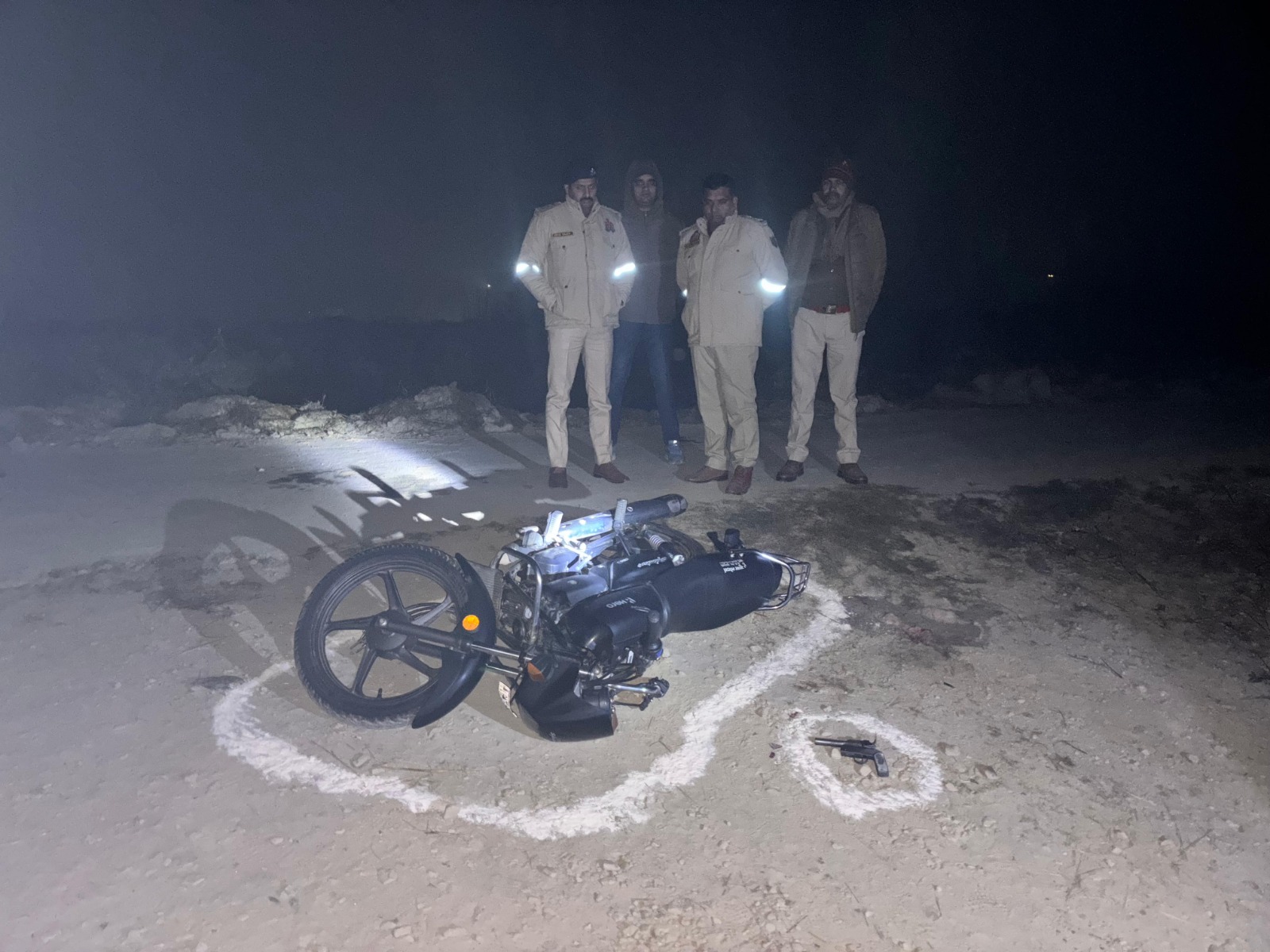 प्रयागराज दिनांक-10.01.2026,पुलिस मुठभेड़ में थाना फूलपुर व एस0ओ0जी0/सर्विलांस सेल गंगानगर की संयुक्त टीम द्वारा थाना फूलपुर क्षेत्रांतर्गत कस्बा जमीलाबाद में दिनांक 07.01.2026 को फायरिंग करने वाले 02 अभियुक्त गिरफ्तार