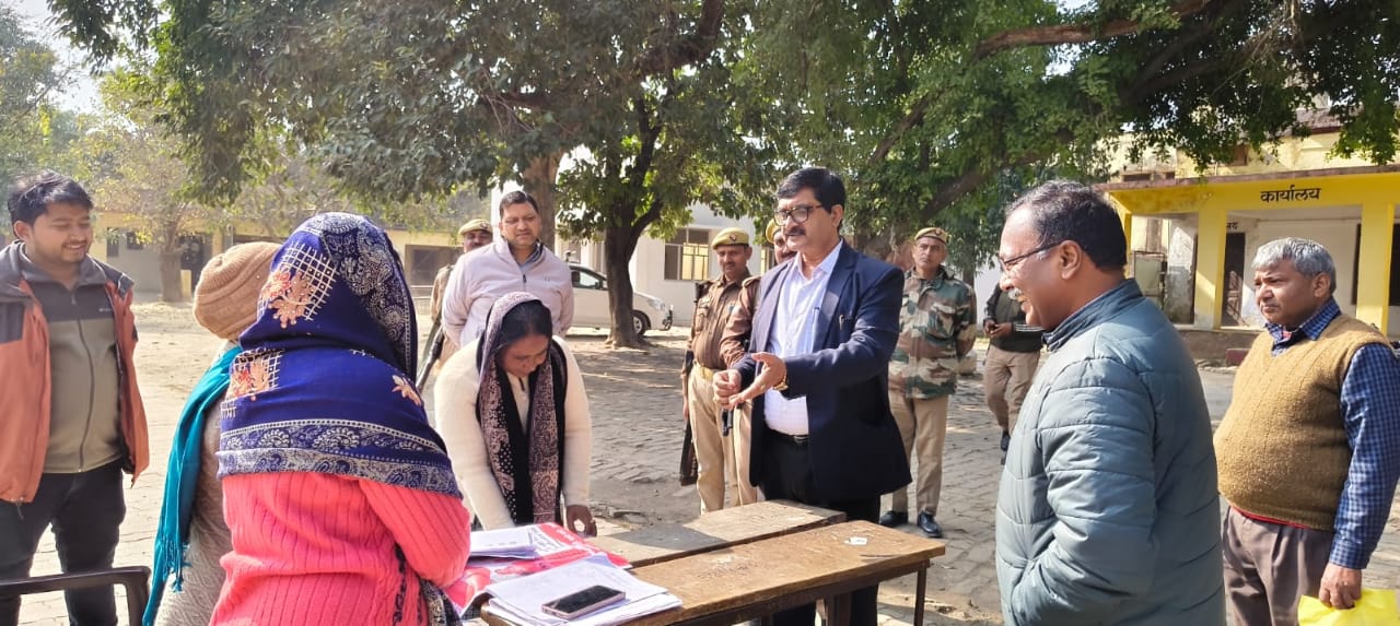 फर्रुखाबाद में मतदाता सूची विशेष पुनरीक्षण कार्यक्रम का निरीक्षण, जिलाधिकारी ने किया मतदेय स्थलों का भ्रमण
