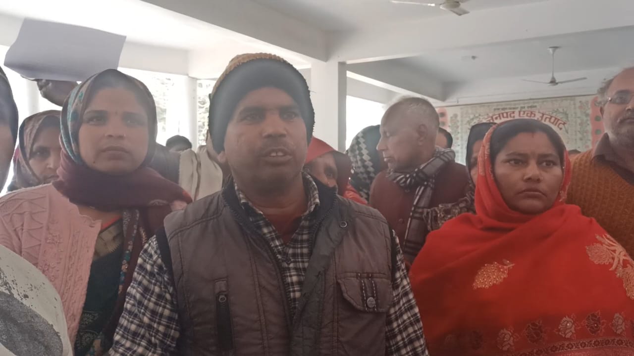 फर्रुखाबाद:लिंक एक्सप्रेस-वे के चिन्हांकन पर ग्रामीणों ने जताई आपत्ति, डीएम को सौंपा शिकायती प्रार्थना पत्र