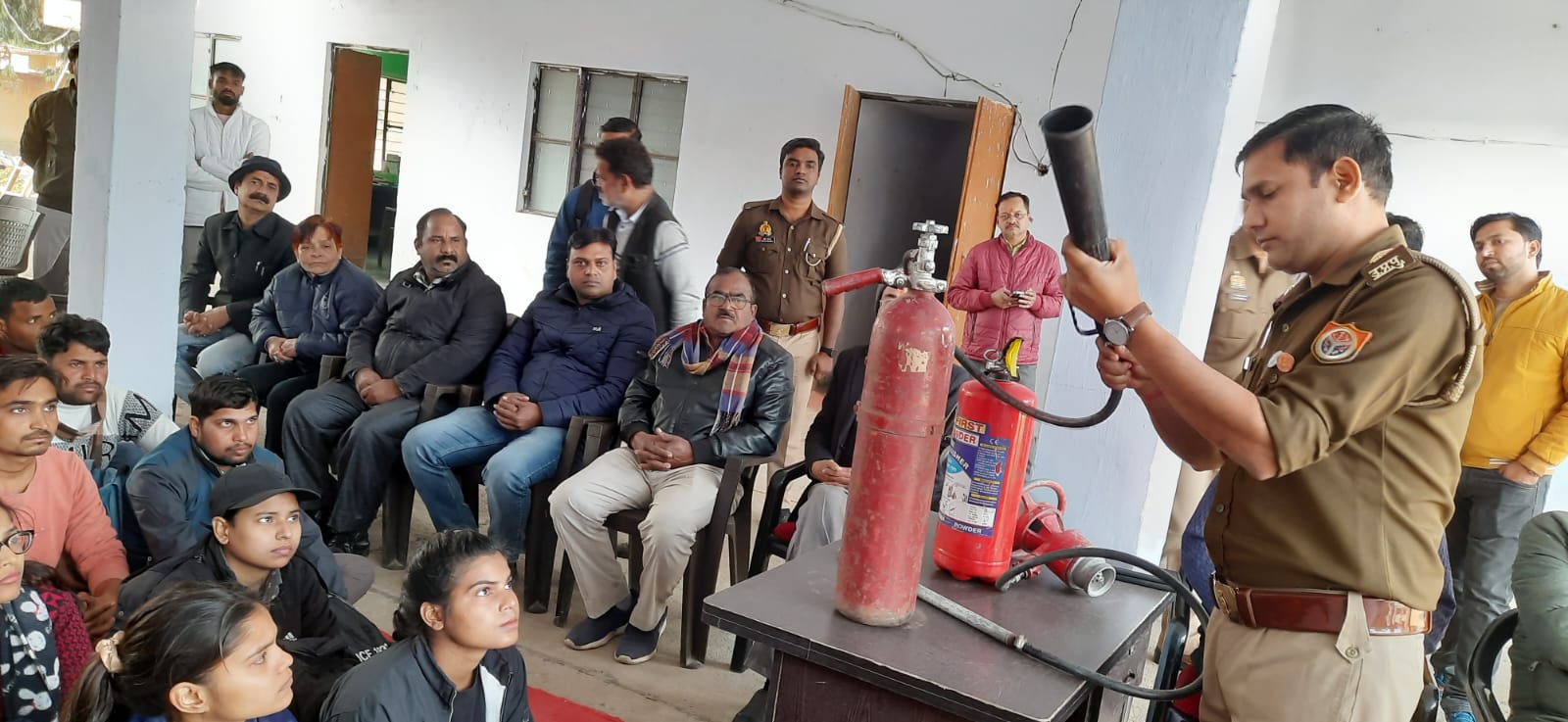 फर्रुखाबाद:फतेहगढ़ फायर स्टेशन में मॉक ड्रिल का आयोजन, आग से बचाव के बताए गए व्यावहारिक उपाय