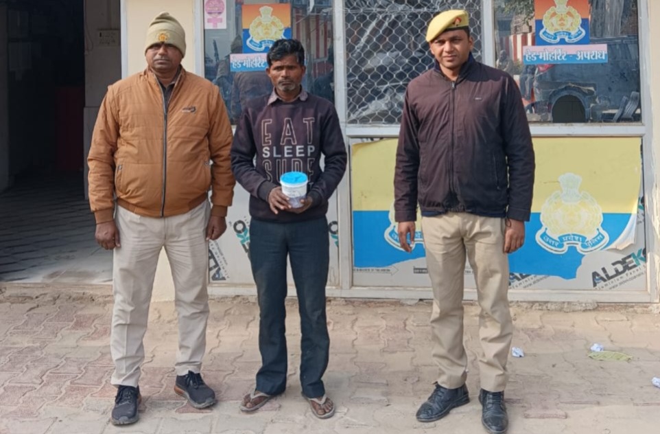 फर्रुखाबाद:कोतवाली मोहम्मदाबाद पुलिस ने हत्या के वांछित अभियुक्त को आलाकत्ल व पिकअप वाहन सहित किया गिरफ्तार