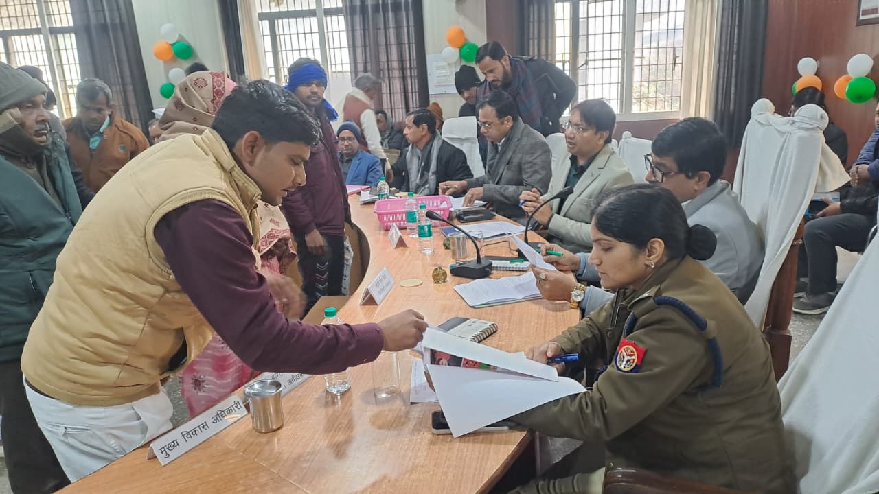 फर्रुखाबाद:सम्पूर्ण समाधान दिवस में जिलाधिकारी व पुलिस अधीक्षक ने सुनीं जनसमस्याएँ, समयबद्ध निस्तारण के दिए निर्देश