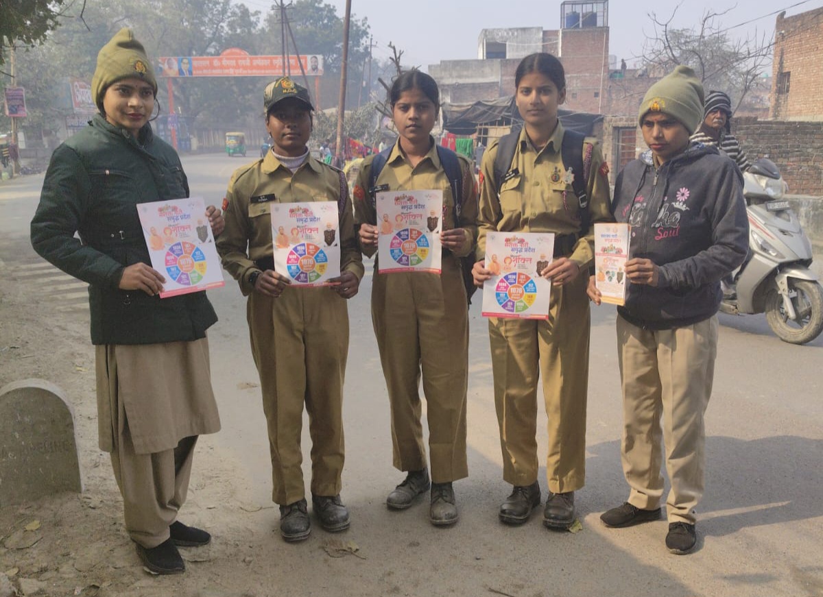फर्रुखाबाद:मिशन शक्ति के तहत थाना मेरापुर द्वारा छात्रों को किया गया जागरूक।
