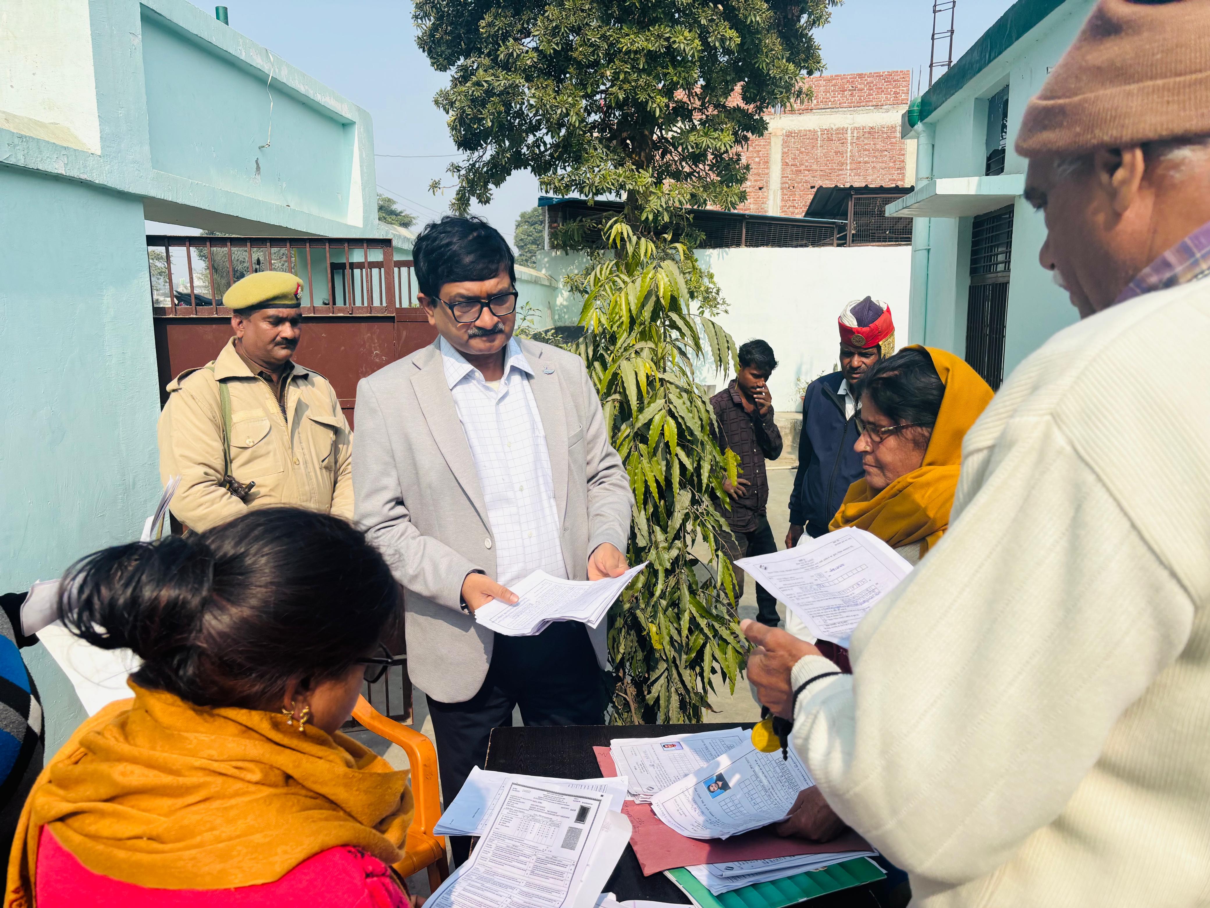 फर्रुखाबाद में विशेष अभियान के तहत मतदाता सूची का वाचन, अधिकारी कर रहे निगरानी