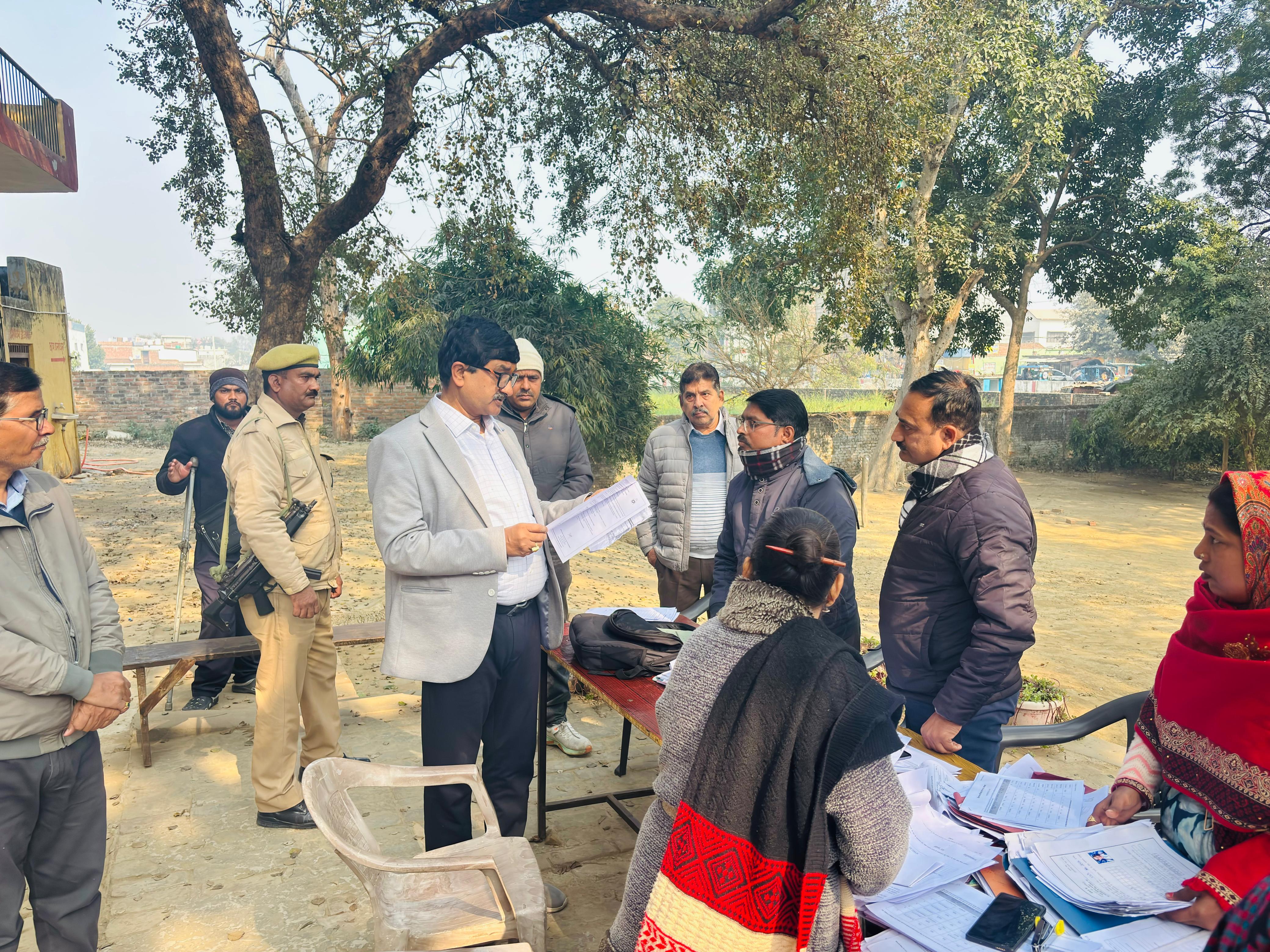 फर्रुखाबाद:विशेष अभियान के तहत बूथों पर पहुंचे मतदाता, सायं 4 बजे तक मौजूद रहे बीएलओ