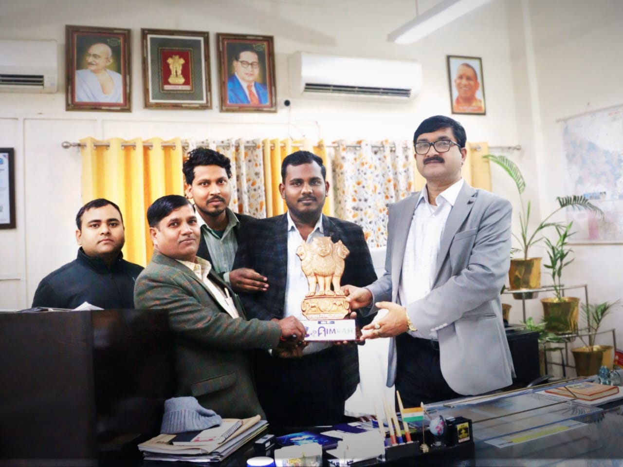 फर्रुखाबाद:AIMRAH ने जिलाधिकारी आशुतोष कुमार द्विवेदी को एक वर्ष का कार्यकाल पूर्ण होने पर दी शुभकामनाएं