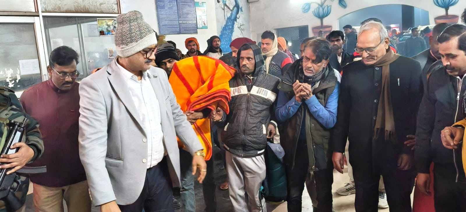 फर्रुखाबाद रेलवे स्टेशन पर रेड क्रॉस द्वारा कंबल वितरण, जिलाधिकारी ने गरीबों को किया लाभान्वित