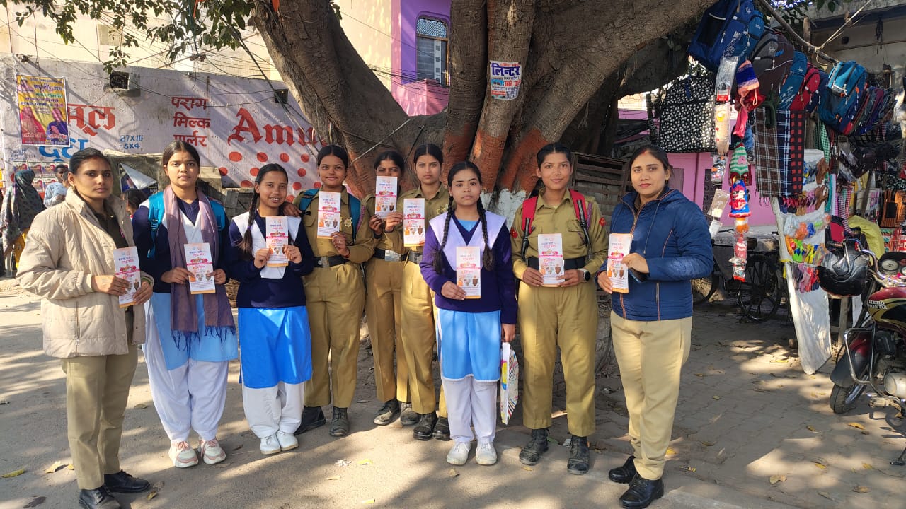 फर्रुखाबाद: मिशन शक्ति टीम ने छात्राओं को किया जागरूक, दी गई सुरक्षा से जुड़ी महत्वपूर्ण जानकारी