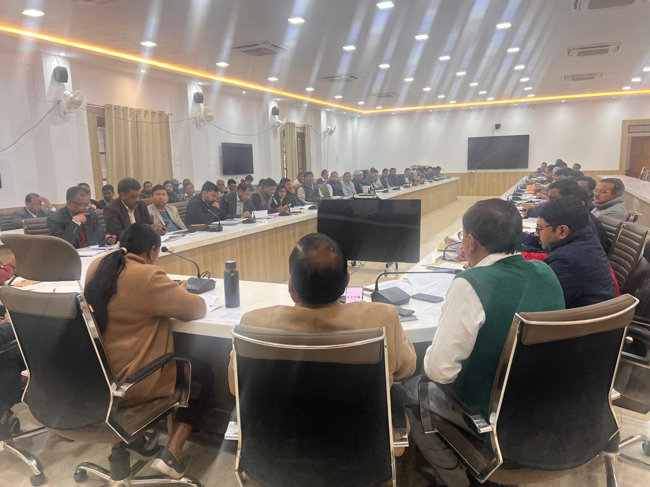 प्रयागराज, जिलाधिकारी की अध्यक्षता में मुख्यमंत्री डैशबोर्ड एवं निर्माण कार्यों की समीक्षा बैठक सम्पन्न